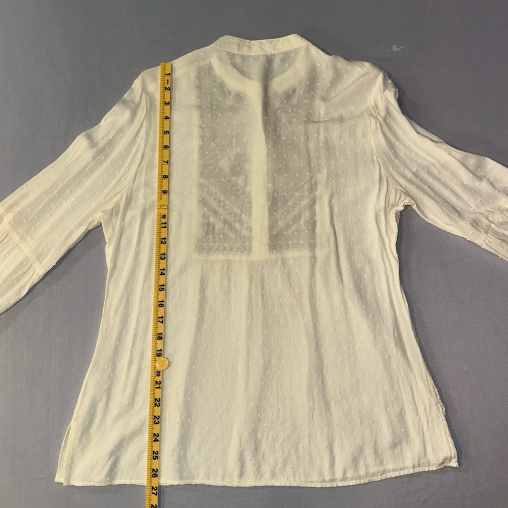 Reba • Embroidered Blouse • 1/2 buttons • 100% rayon Size M - Picture 6 of 6
